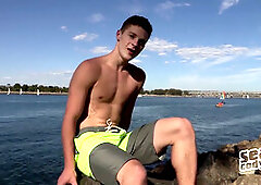 Hot hunk Robbie gets off solo in a steamy session