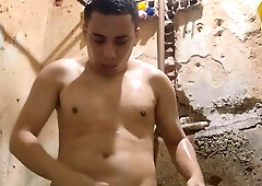 A young man taking a shower was caught on the internet.