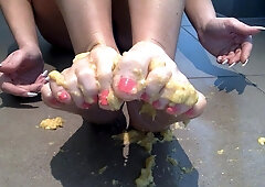 Amateur Foot Fetish Girlfriend Sucks and gives a Footjob