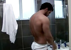 Indian muscular hunk stripping, thai hunk tom, salle de bains, queer
