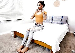 We love it when angels come to discharges with their aesthetics as flawless as Mari's - makeup, hair and nails go a lengthy, lengthy way in lovel