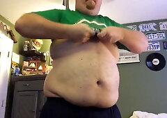 Immense tee-shirt, larger abdomen