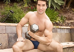 Swiss muscle-bound hottie Rafael masturbates on cam