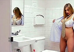 Big-boobed BBW Autumn-Jade sticks a nice toy in her hungry hole