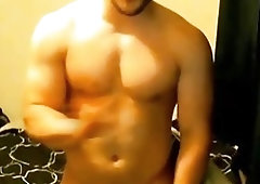 Muscular hunk shows off his body and jerks off