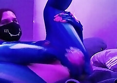 Samus cosplayer likes her vibrator :)