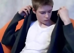 Ultra-Cute Dude Tugging Off!!