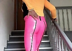 fat ugly dumpcum Blondchen  posiert in zu enegn Leggings