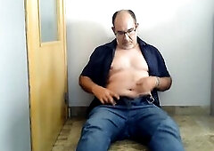 Me desnudo y me pajeo frente la web camera