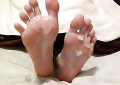 Widening thick cum between my toes - cum on feet