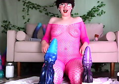 Thick babe tries out a few dildos