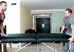 Super sexy muscled hunk Axel gets hot blowjob and fucks dude