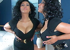 Pantyhose mommy masturbates