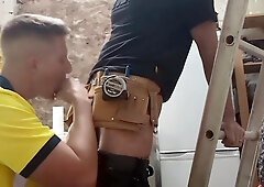 Tradie twink spurts to his knees