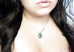 Jugando con mis tetas llenas de crema y mi juguete raunchy ????????