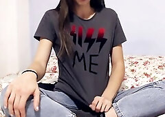 Amatoriale italiana prova le magliette e finisce con una leccata da culo a piedi e da piedi a culo