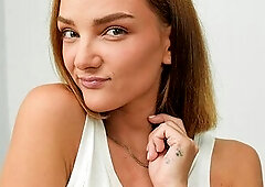 Sexy solo session with a flexible girlfriend Olivia Trunk