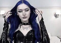 Malvina brings a striking gothic look and assured presence, blending cocky style and calm energy into a standout, visually powerful set.