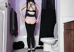 Gym Gal Sage Eldritch in Tights Peeing [Voyeur]