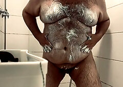 Massive guy enjoys getting his ass filled with bath foam in the tub