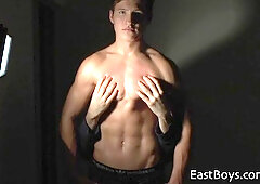 Oleg Palnik is a strong stud who's happy to flaunt it