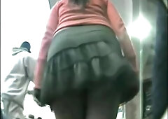 catches some upskirt footage of a sexy butt