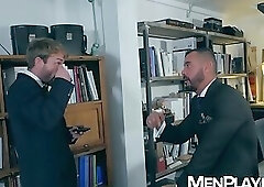 Gabriel Phoenix stretches his ass to welcome Thomas Thunders veiny dick