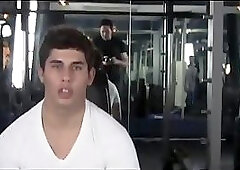 Lewd Hunk Tugging On In Gym