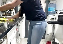 I clean the kitchen, and I have a lot of gas. I farts with each move, and I feel like pissing but I don't have a tipempo to go to the washroom, s