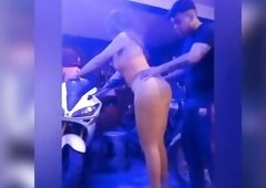 MI NOVIA ME DEJA PREÑARLE SU CULO