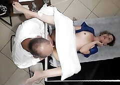Patient goes to the gynecologist but gets lustful and this chab cums in her.