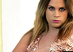 curvaceous bigtits t-girl jiggles her booty