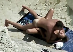 Dilettante pair fucking on the beach caught on