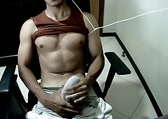 Novinho de regata quer gozar na sua boca