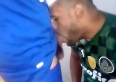 Palmeiras aficionados lost the bet and had to inhale and give their backside
