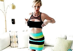 Anzee: A swinging 56-year-old makes herself cum