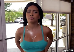 Aaliyah Hadid Gets Pounded In The Shower