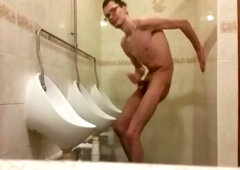 Lange beine, strangers in public bathroom, urinal wank