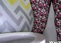 Real throne-room morning chunky butt peeing