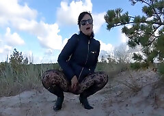 Amateur COUGAR Wanilianna Peeing in Tights Outdoor Dune Fetish