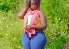 BRUNETTE WITH A RICH CULOTOTE JEANS