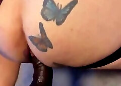 Dei meu cu roda e a travesti do pau escuro fodeu