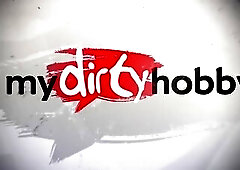 Die Schnuggie mag nen richtig geilen Schwanz in ihrem Hintern, der wird gut durchgepickt bis er ihr auf Gesicht spritzt. Danach reitet sie den naechst