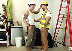 Construction workers Arad Winwin and Dakota Payne fuck in the ass