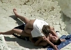Dilettante pair fucking on the beach caught on