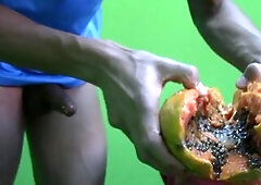 ¡¡Se FOLLA una Papaya hasta CORRERSE DENTRO DE ELLA!!!