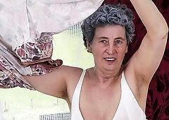 BBW mature lady with huge boobs Rosa fucks with a yellow toy