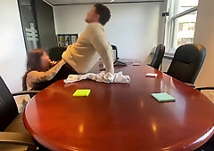 je le léche et elle me suce dans la salle de réunion