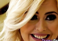 Lewd tranny banging in 3some and cumming after fellatio