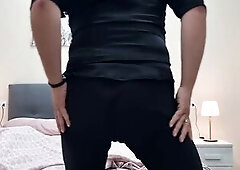 ASSOLO - SBORRATA - STRAPPA GLI SLIP CON SEGA VELOCE (CAZZO GROSSO E DIALOGO SPORCO) E TANTO SPERMA